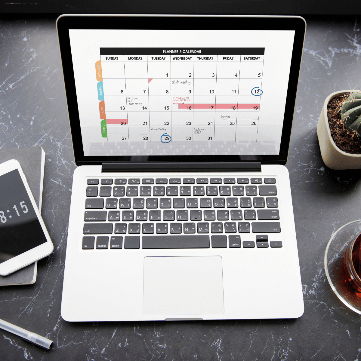A imagem mostra um laptop aberto exibindo um calendário mensal colorido na tela, com um smartphone e uma planta ao lado, sobre uma superfície escura. O calendário é marcado com eventos ou lembretes específicos, e o smartphone exibe a hora “8:15”. A planta adiciona um toque de naturalidade ao cenário. Essa imagem representa a organização e a gestão do tempo por meio de dispositivos digitais.